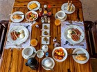 滞在には美味しい朝食と3コースの夕食が含まれています