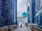 シャーヒズィンダ廟群など、レギスタン広場には重要建築物が並びます。