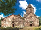 丘陵地帯に位置するマカラヴァンク修道院