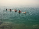 死海に浮かびながら記念撮影