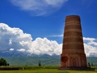 かつてシルクロードの要所として栄えた場所に建つ「ブラナの塔」