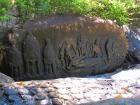 クバールスピアン　川の脇に無造作にある彫刻