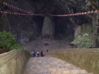 山頂に着いたら今度は香寺院のある洞窟へ降りていきます。巨大な鍾乳洞に圧巻です！