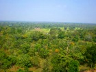 遺跡の頂上からカンボジアの大自然を眺める
