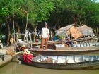 水上生活を送る村人たちの移動はいつもボート