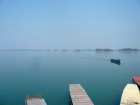 ナムグム川のダムでボートに乗り島をめぐる