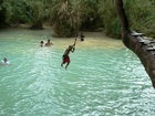 絶景クアンシーの滝で地元の子供と一緒に水遊び