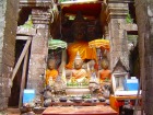 本殿には仏像が祀られている