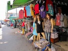 南国カンボジアならではのカラフルな色の服が並ぶ