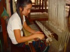 機織り機で丁寧に織られる、ラオス伝統織物