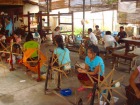ヴィエンチャンの織物の村で糸を紡ぐ女性たち