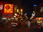 マレーシアのチャイナタウンは夜も活気に溢れている