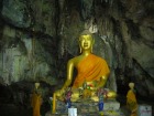 探検気分で数々の仏像を見学できるタイの洞窟