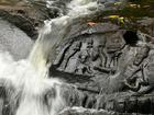 シェムリアップ川の川底に刻まれたヒンドゥー教彫刻