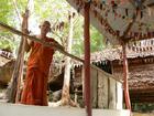 オレンジの袈裟を纏ったカンボジアの僧侶