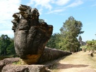 ロリュオス遺跡群の参道脇にある蛇神ナーガ像