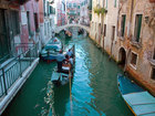 イタリア水の都で橋、宮殿や教会などを運河から見学