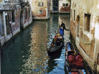 伝統的な三日月型のゴンドラでベネチアの運河クルーズ