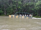 水の中ではボートのように進みます