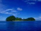 濃い緑と青が美しいパラオの海と無人島