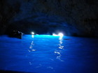 洞窟内が幻想的に青く輝く