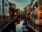 水の都ベネチアの小運河