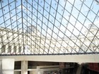 ルーブル美術館名物三角オブジェを下側から見たところ