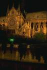 川への反射も美しい夜のノートルダム寺院