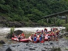 みんなで力を合わせてボートを川に運びます