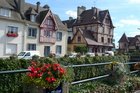 可愛らしい建物を見るのが楽しいフランスの小さな街