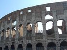 ローマ帝政期に造られた円形闘技場は人気の観光名所