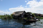 カンボジアの湖では100万人が水上生活をしている