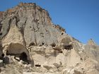 大きな岩山を掘ぬかれて作られた「セリメ修道院」