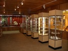 パラオ文化を知るための貴重な所蔵品が展示されている