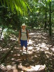 バベルダオブ島のジャングルの中をトレッキング