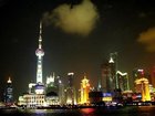 ライトアップされた上海の高層ビル