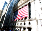 ニューヨーク証券取引所には大きな星条旗