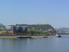 近代的な建物や緑も見られるブダペストのリバークルーズ