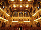 豪華絢爛なハンガリー国会議事堂の議場