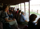 ラヨシュミジェの牧場の伝統的な馬術ショーを見学