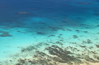 珊瑚礁や深度で色が変わる美しい景色はヘリからの特権