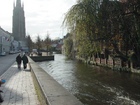街の中心を運河が流れるブルージュの景色