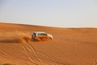 縦横無尽に砂漠をかけぬける4WD、スリル満点！