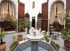 「リアド ケターニ フェズ」の豪華な噴水のある中庭。