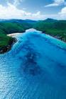 海の青さがまぶしいヒルインレットの景色