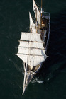シドニーの青い海に白い帆船が映える