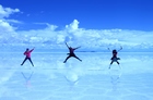 憧れのウユニ塩湖でみんなでジャンプ！