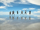 ウユニ塩湖で旅の仲間と一緒にジャンプ！