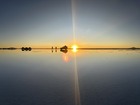 ウユニ塩湖で鏡張りのサンセット鑑賞