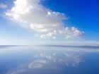 雨季のウユニ塩湖では鏡張りの絶景が待っています